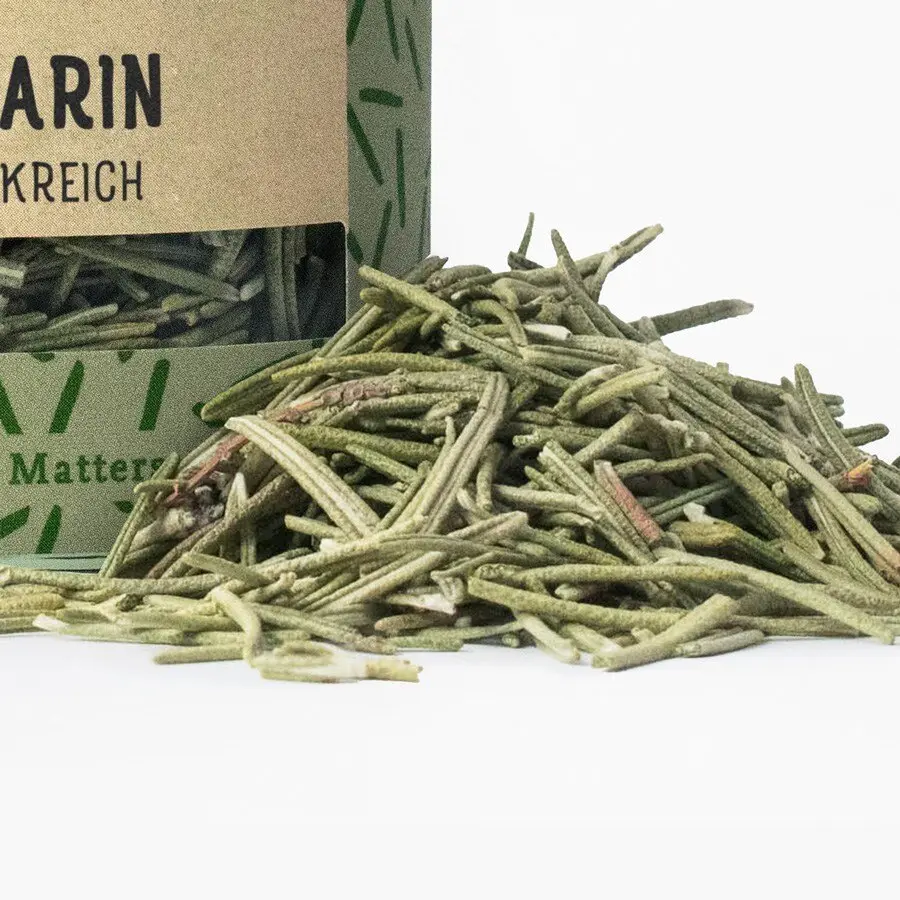 Rosmarin mit Gewürzhaufen Nahaufnahme