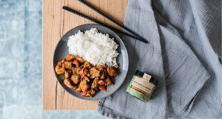 Ein Teller Orangen Tofu