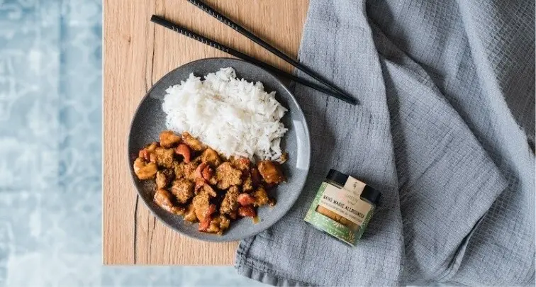 Ein Teller Orangen Tofu