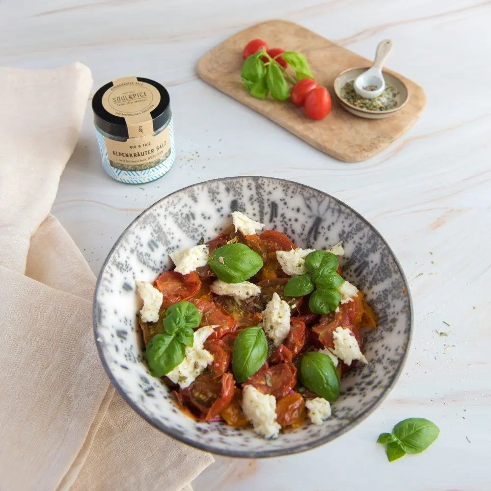Cherrytomaten-Salat mit Mozzarella, Basilikum und Alpenkräutersalz