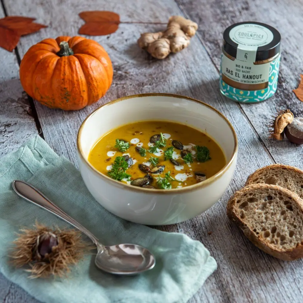 Kürbissuppe mit Ingwer und Kokosmilch und herbstlichem Dekor