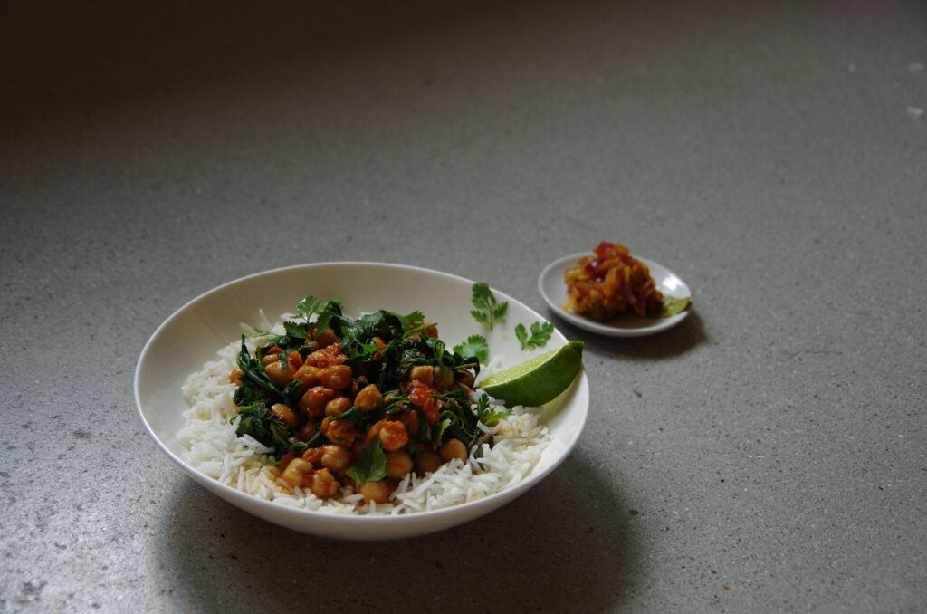 Chana Masala mit Spinat und Apfel-Zwiebel-Chutney