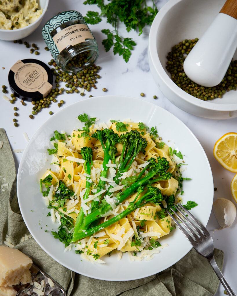 Tagliatelle mit Grüner Pfeffer Knoblauch Butter und Bimi®Brokkoli