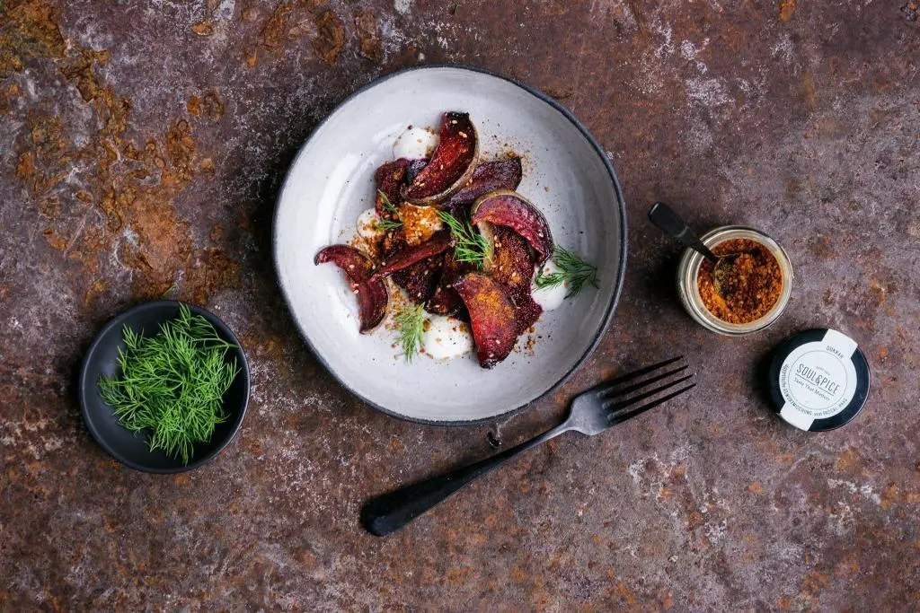 Rote Bete mit Amaranth, Dukkah und Dill