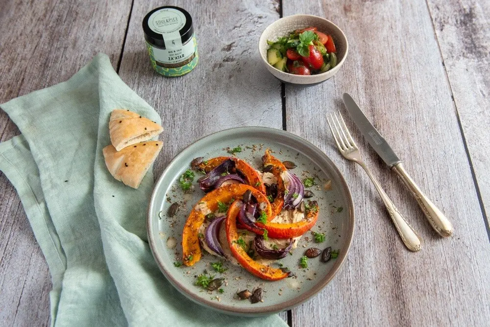 Ofenkürbis mit Za’atar, Hummus und Gurken-Tomatensalat