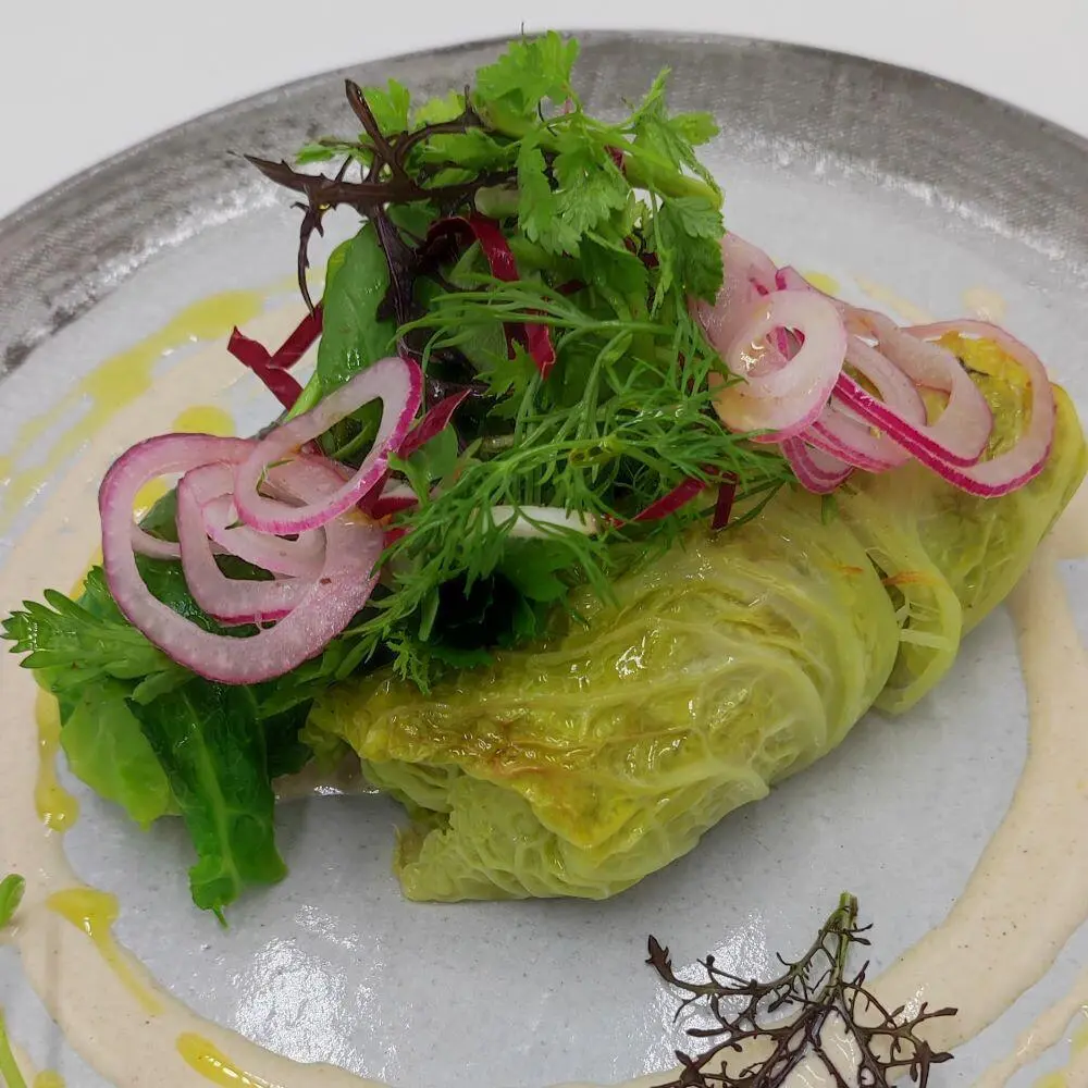 Kohlroulade mit Kräutersalat und Zwiebeln
