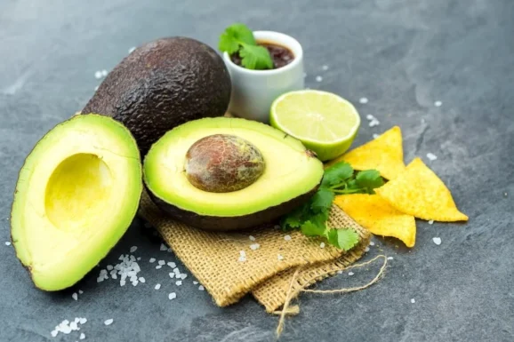 Avocado würzen aufgeschnittene Avocado gewürzt mit Salz