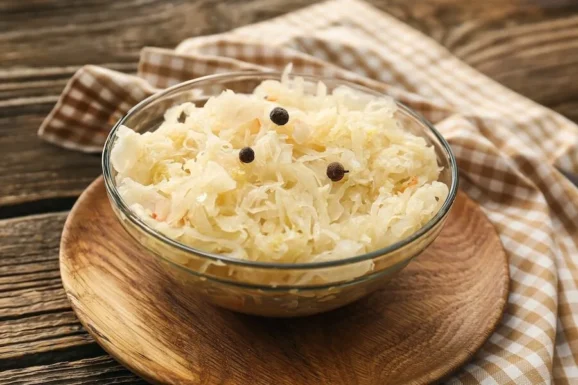 Sauerkraut Würzen, Schüssel voller Sauerkraut.