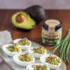 Avocado Topping auf Deviled Eggs