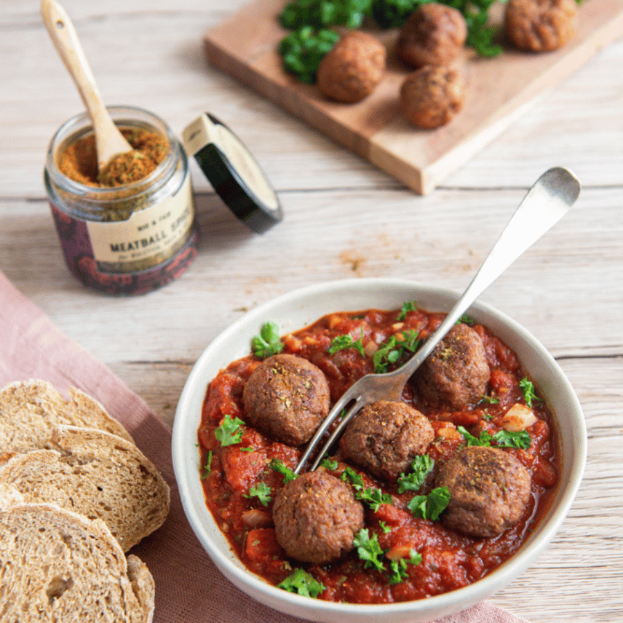Meatballs in Tomatensauce mit Meatball Spice, Meatballs, Brot und Petersilie