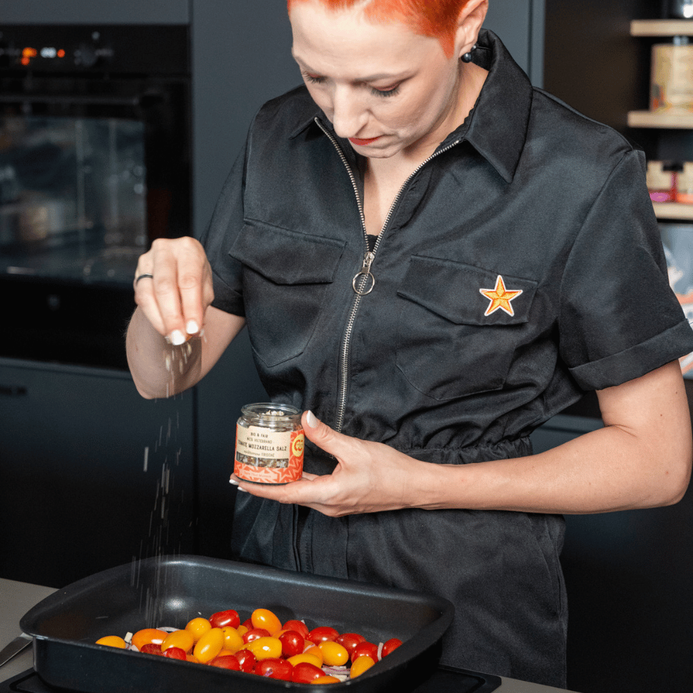 Meta Hiltebrand und Tomate-Mozzarella-Salz Meta Hiltebrand würzt Tomaten mit Tomate-Mozzarella-Salz