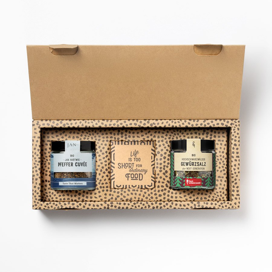 Gourmet Essentials Geschenkbox mit Spruch in der Mitte