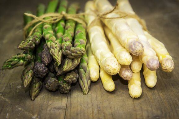 Grüner und Weißer Spargel bereit zum würzen