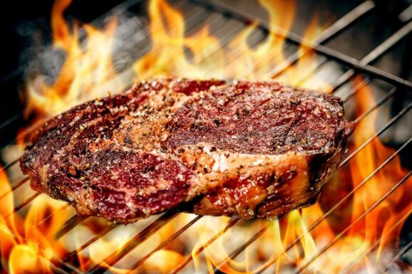 Grillfleisch gewürzt auf dem Grill