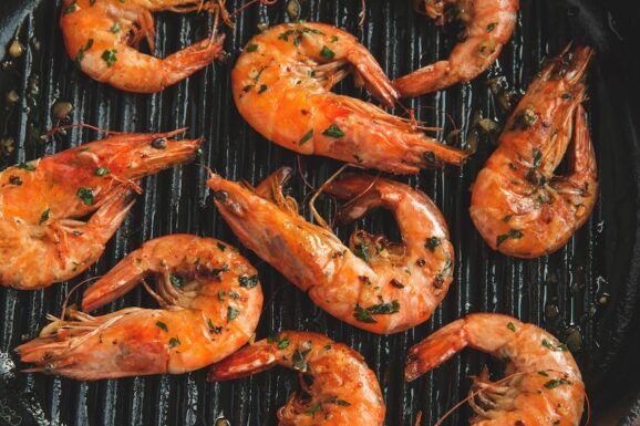 Garnelen auf dem grill bereit zum würzen
