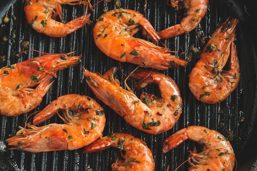 Garnelen auf dem grill bereit zum würzen