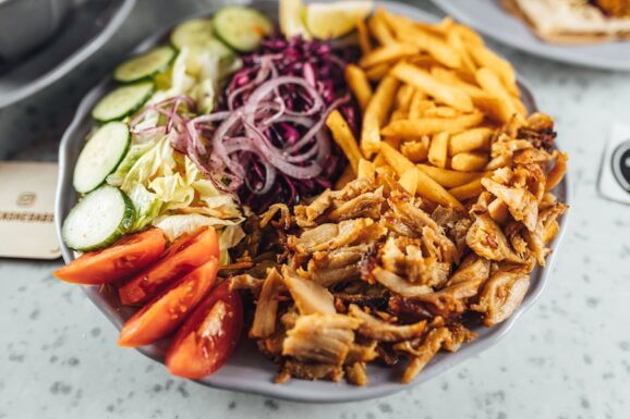Gyros Teller lecker gewürzt.