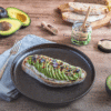 Avocado Toast mit Avocado-Topping Avocado Toast mit Avocado-Topping