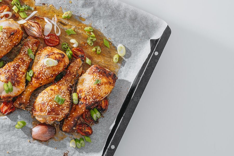 Hähnchenschenkel bereit zum Würzen