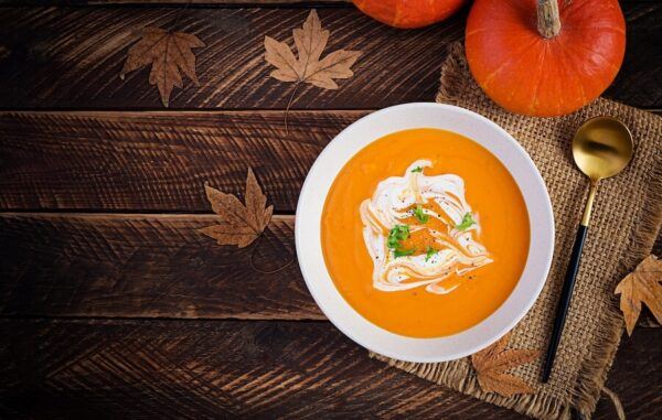 Kürbissuppe bereit zum Würzen und genießen.