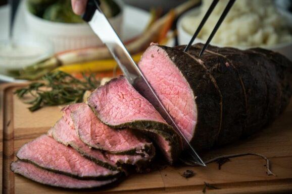 Frisches Roastbeef gewürzt und aufgeschnitten