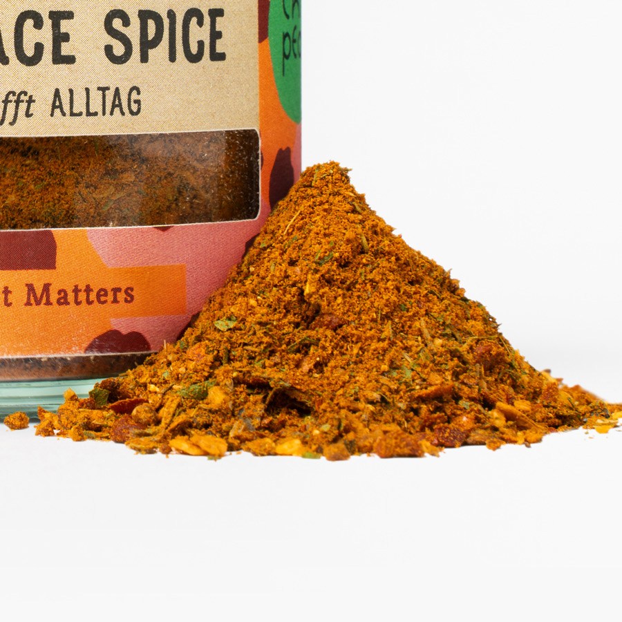 120ml-chickpeace_spice-mitGewuerz-2 chickpeace spice nahaufnahme gewürzhaufen