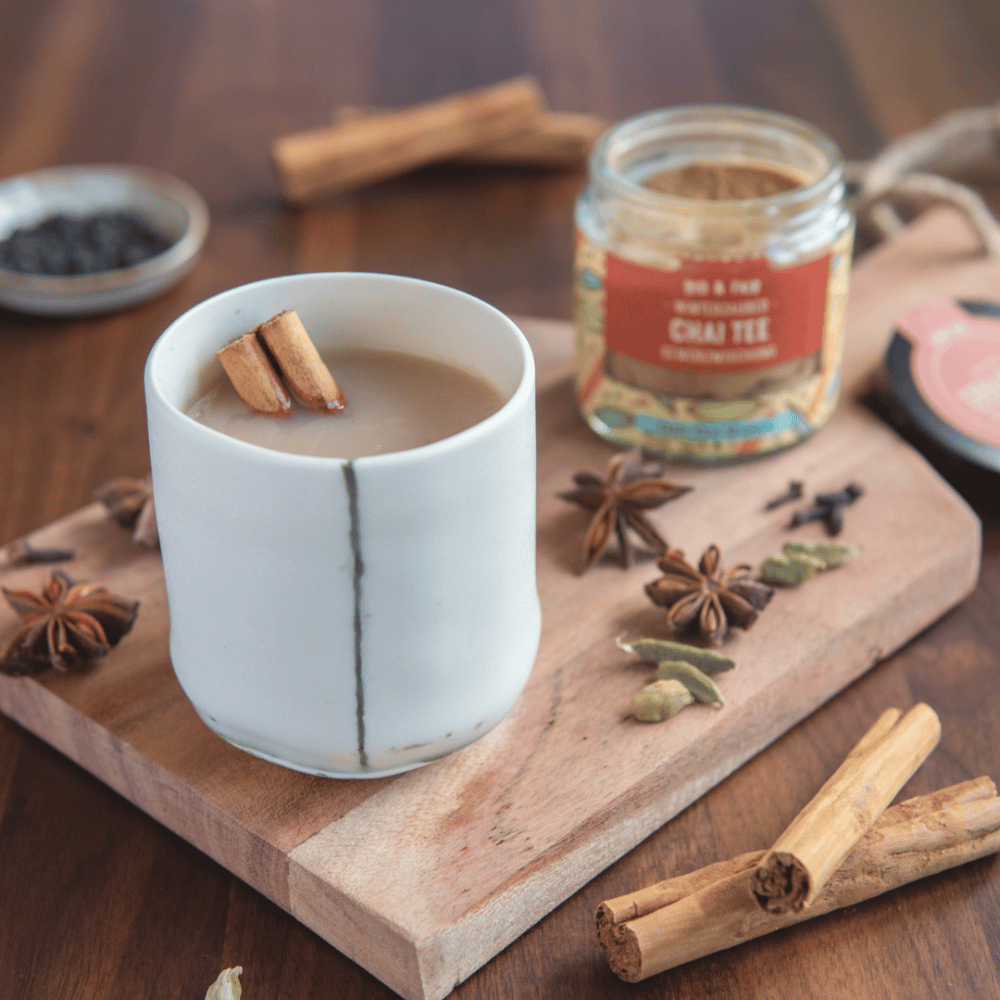 Chai Tee Gewürz mit Teegetränk und Gewürzen im Bild